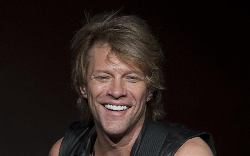 o-bon-Jovi-se-mia-sunaulia-pou-tha-problithei-se-upaithria-theatra-panethnika