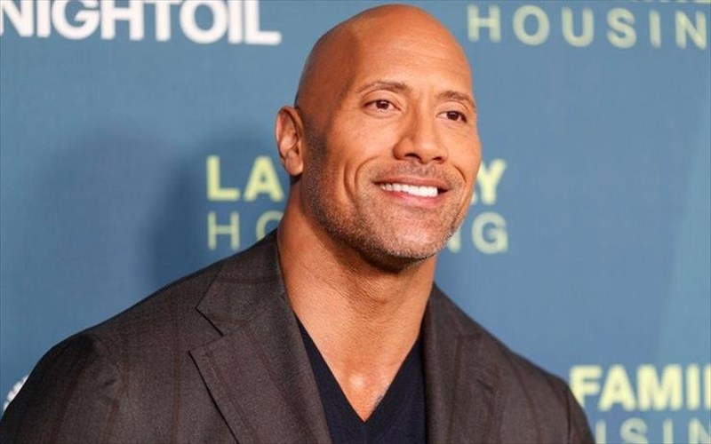 o-dwayne-Johnson-stelnei-entharruntiko-minuma-se-koritsaki-pou-katapolema-ton-karkino