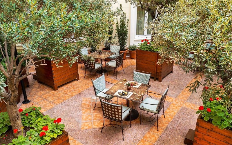 the-atrium-of-alexanders-lounge-o-mustikos-kipos-tou-kentrou-mustikos-kipos-tou-kentrou