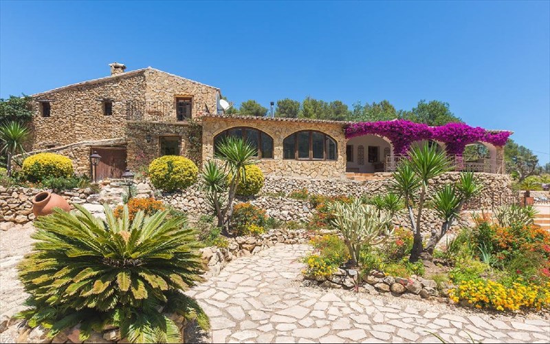 pente-apo-ta-kalutera-spitia-ston-kosmo-me-uperoxa-louloudia