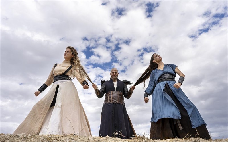 o-dimitris-lalos-anebazei-tin-antigoni-tou-sofokli