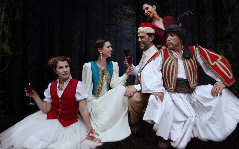 i-napoleontia-tou-andrea-staikou-mia-kompsi-pseudoistoriki-ksekardistiki-komodia