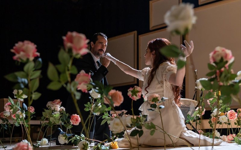 o-thuellodis-erotas-tis-pinelopis-delta-kai-tou-iona-dragoumi-ksana-sti-skini