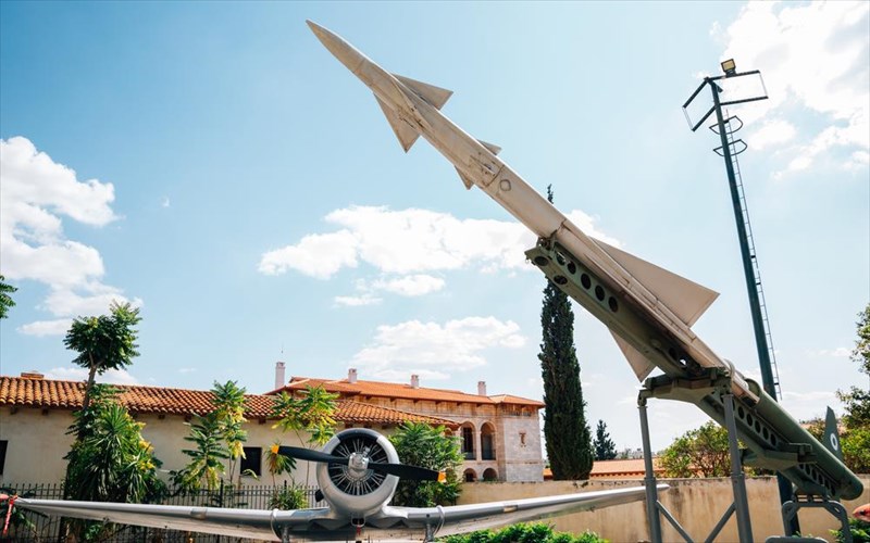 erxetai-o-stratiotikos-tourismos