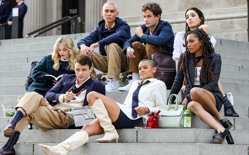 kukloforei-episima-to-remake-tou-gossip-girl