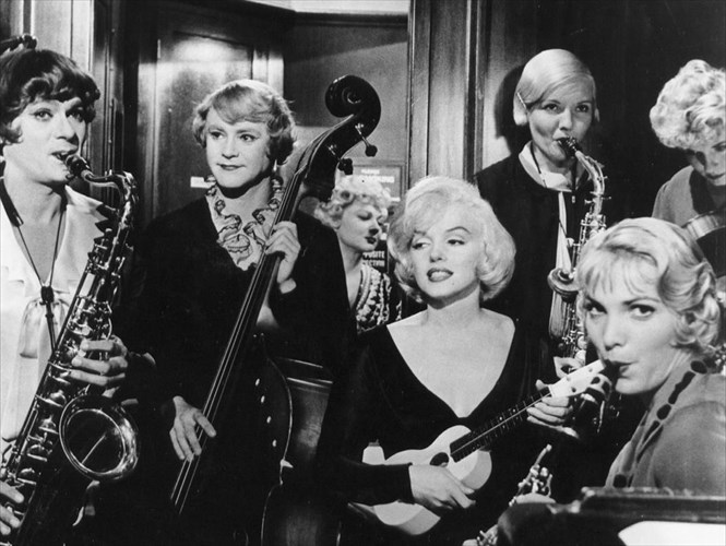 to-some-like-it-hot-tis-marilyn-monroe-itan-mia-problimatiki-paragogi-pou-katelikse-se-klassiki-tainia