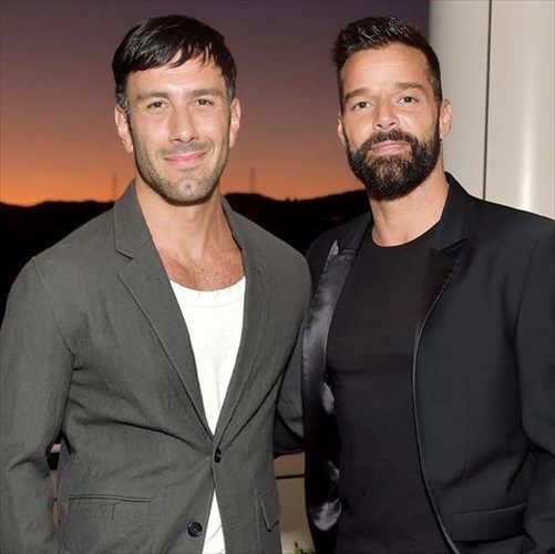 o-ricky-martin-thumatai-poso-ekpliktika-eniose-otan-paradextike-tin-omofulofilia-tou