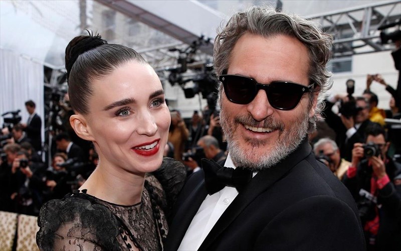 o-Joaquin-phoenix-elpizei-oti-o-gios-tou-tha-ginei-vegan-alla-den-prokeitai-na-ton-upoxreosei-gios-tou-tha-ginei-vegan-alla-den-prokeitai-na-ton-upoxreosei