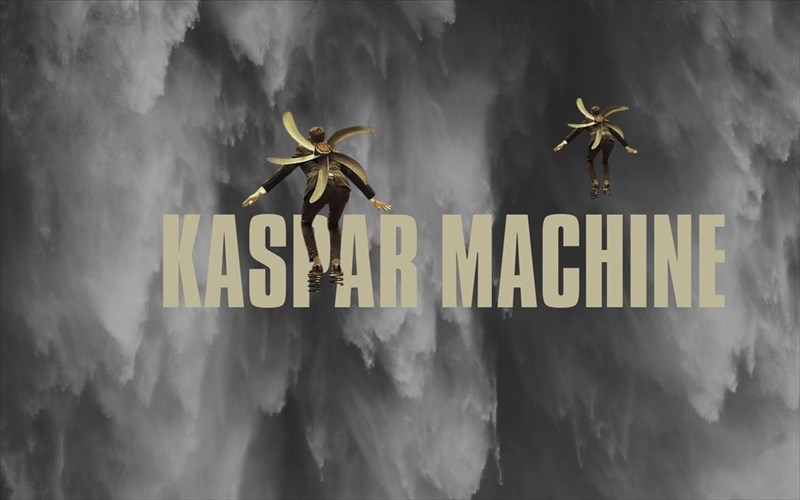 to-polusuntheto-kaspar-machine-epistrefei-gia-duo-parastaseis