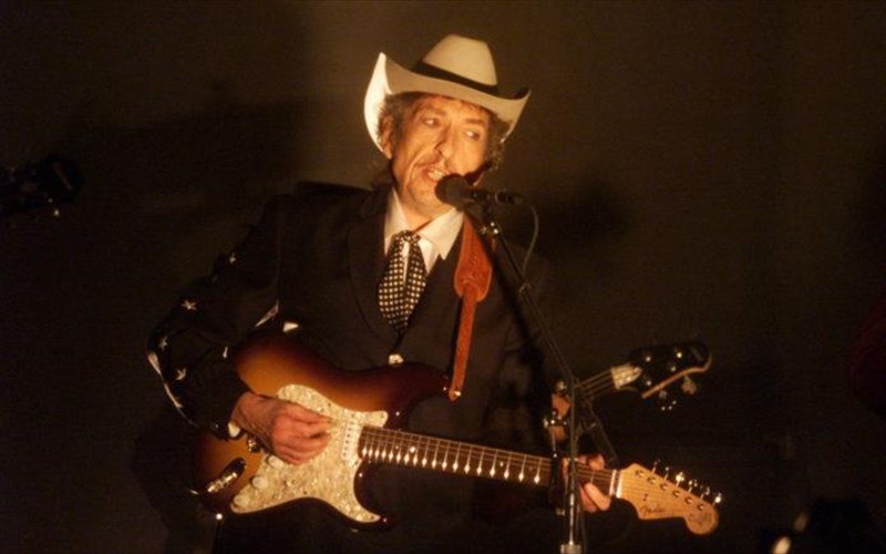 o-bob-dylan-anakoinose-ti-streaming-sunaulia-tou-me-titlo-shadow-kingdom