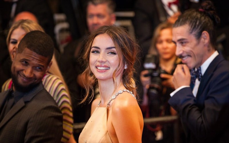 i-ana-de-armas-analuei-tin-koubaneziki-koultoura-tis-omorfias-tis