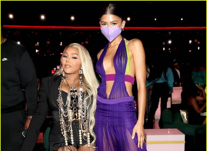 i-zendaya-entuposiase-me-to-versace-forema-tis-sta-bet-awards-2021