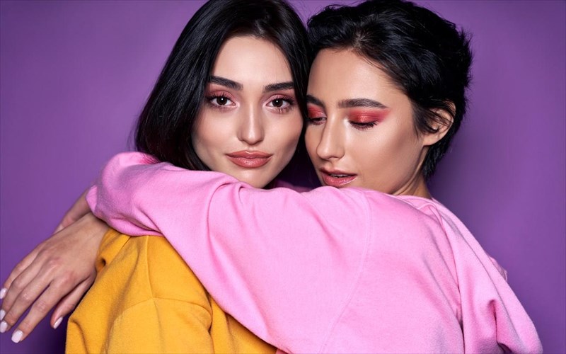 10-pagkosmies-markes-omorfias-pou-anikoun-se-lgbtqkai-dimiourgous