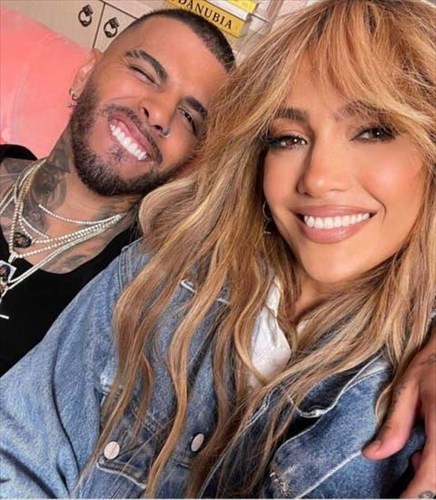 h-Jennifer-lopez-kukloforei-neo-kommati-me-ton-rauw-alejandro