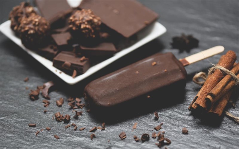 ti-sxesi-exei-i-mauri-sokolata-me-ton-ilio-mauri-sokolata-me-ton-ilio