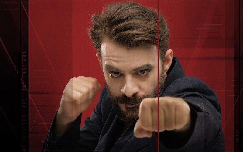 o-konstantinos-gabalas-niothei-san-na-itan-xronia-sti-fulaki-kai-tora-bgainei-ksanaston-kosmo