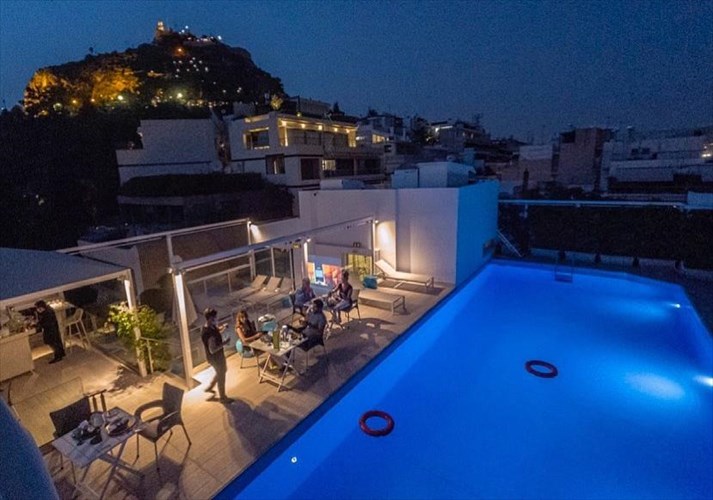 bbq-me-fonto-tin-pisina-sto-st-george-lycabettus