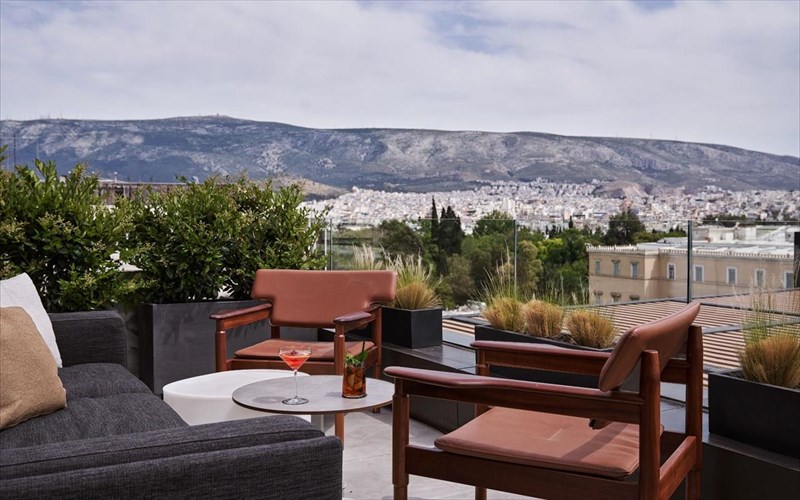 sto-estiatorio-mappemonde-tou-athens-capital-hotel-mgallery-i-zoi-einai-oraia-zoi-einai-oraia