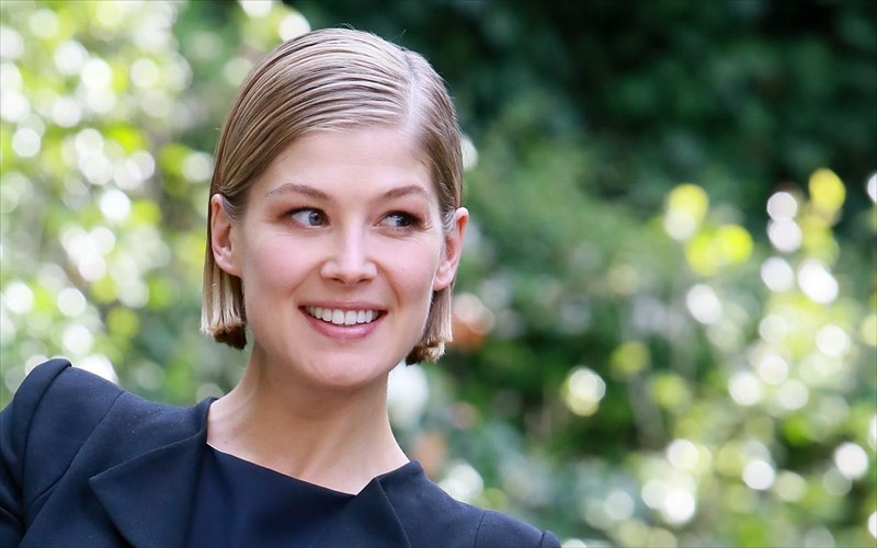ta-mustika-piso-apo-to-royal-makeup-tis-rosamund-pike
