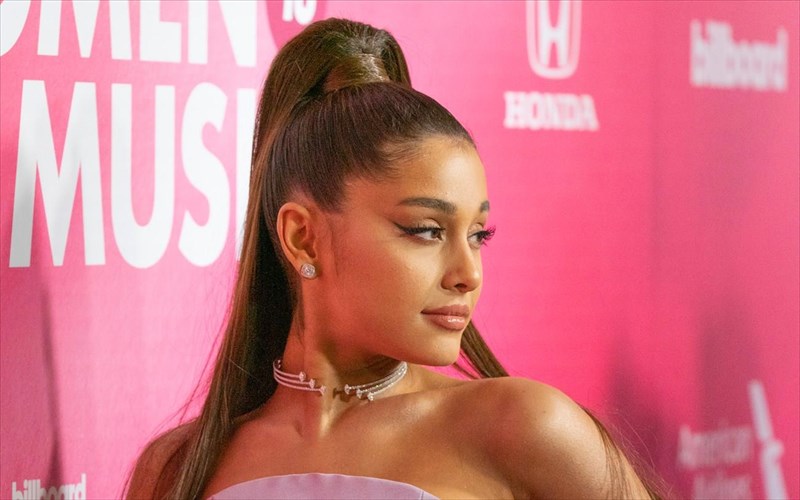 i-ariana-grande-ta-paei-perifima-kai-me-tis-aromatikes-notes