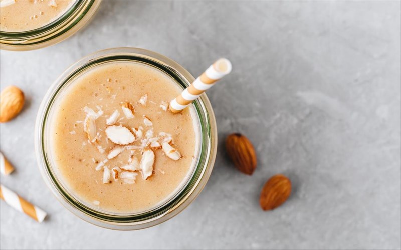 ftiaxnoume-teleio-drosero-smoothie-amugdalou