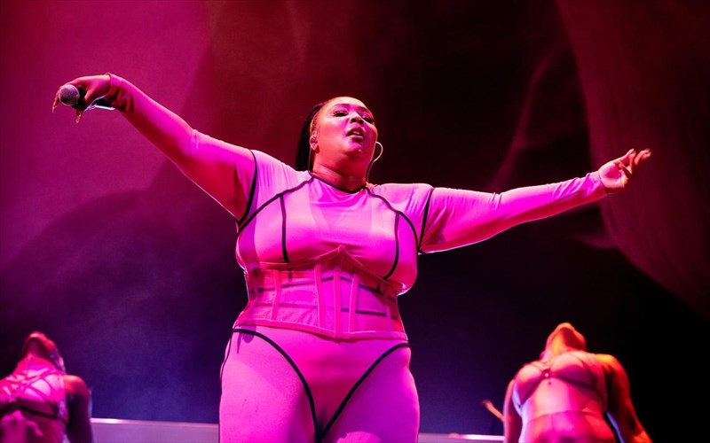 pos-i-raper-lizzo-metatrapike-se-arxiereia-tou-agona-enantia-sto-stigma-tis-paxusarkias-raper-lizzo-metatrapike-se-arxiereia-tou-agona-enantia-sto-stigma-tis-paxusarkias