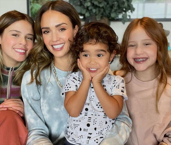 i-Jessica-alba-gia-ti-sxesi-me-tin-kori-tis-kai-tis-sumboules-psuxologou-pou-exoun-dextei