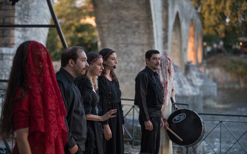 to-gefuri-tis-artas-erxetai-kai-stin-athina-apo-to-theatro-texnis