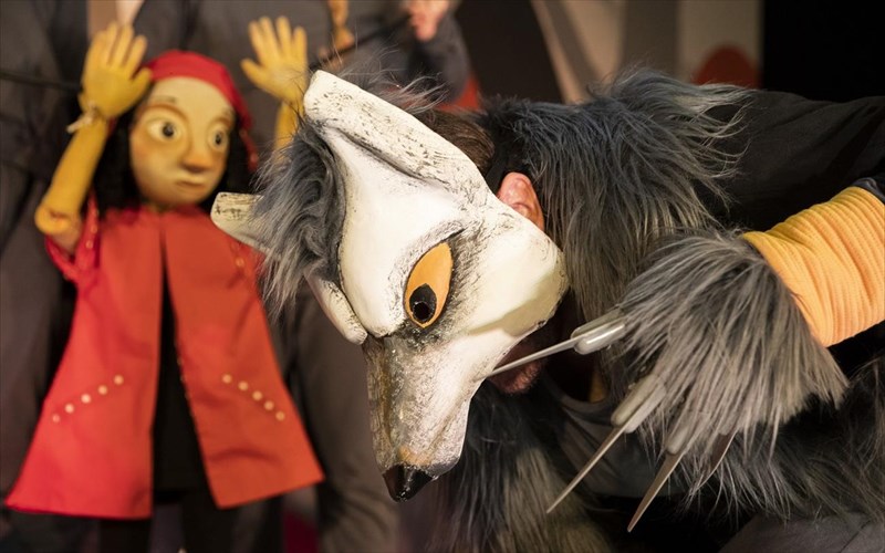 i-kokkinoskoufitsa-kai-ta-agria-fulla-tis-elenas-mauridou-bgainei-se-periodeia