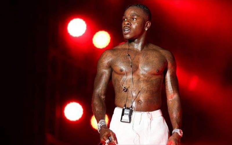 o-dababy-apokleietai-apo-duo-akomi-festibal-logo-ton-diloseon-tou-gia-tin-koinotita-lgbtqkai