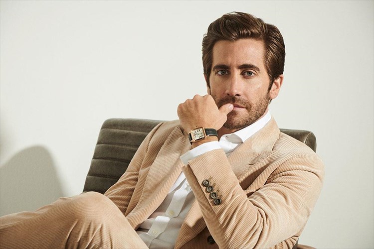 o-Jake-gyllenhaal-to-neo-prosopo-tis-prada-den-kanei-mpanio-gia-kali-ugeia-tou-dermatos