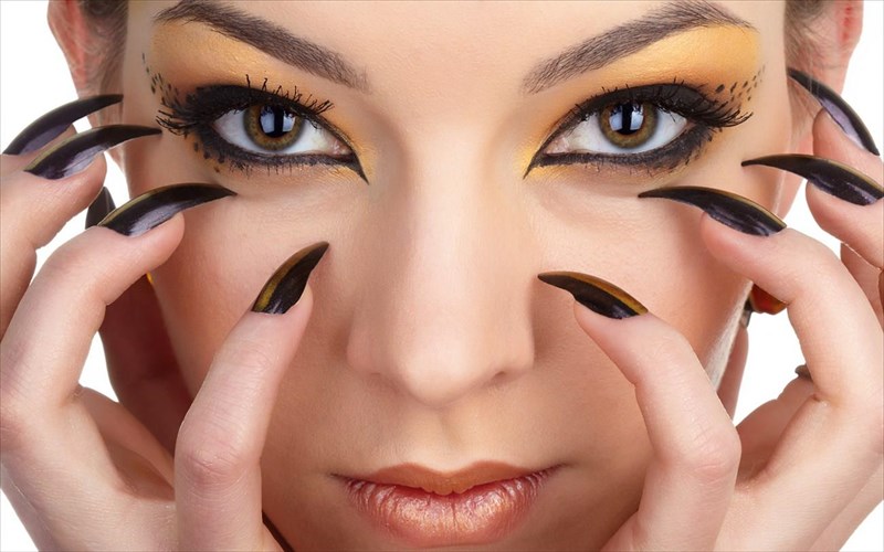 i-psuxanalusi-enos-manikiour-ti-apokaluptei-to-sxima-ton-nuxion-mas