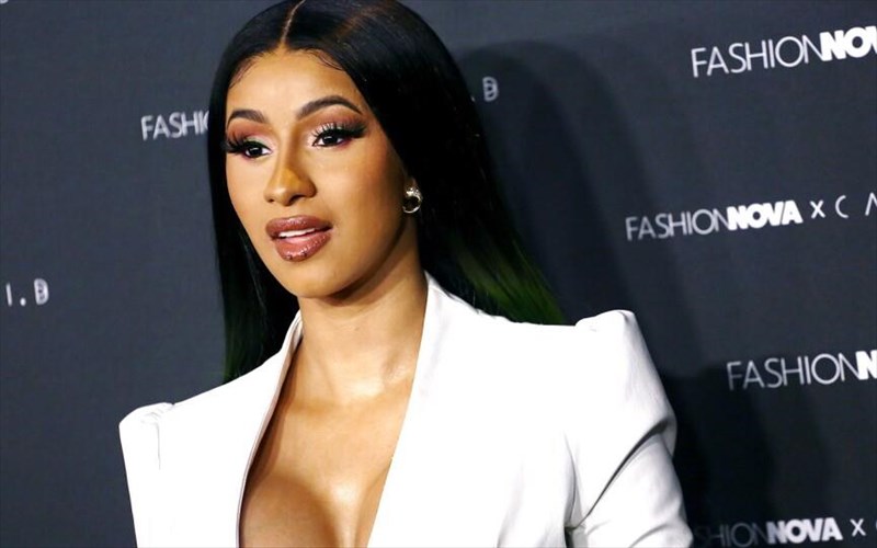 i-cardi-b-antidra-gia-tous-diasimous-pou-lene-oti-den-louzontai-taktika