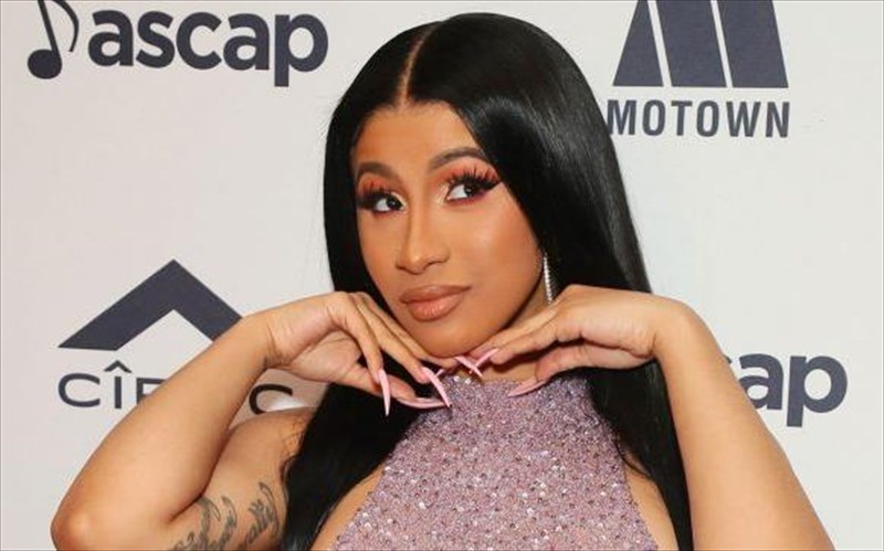 i-cardi-b-allazei-mousiko-spiti