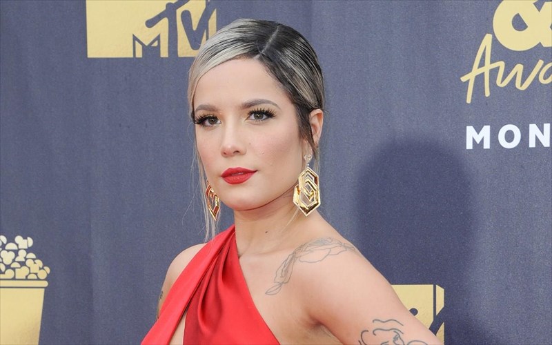 halsey-mia-akomi-star-tis-show-biz-kukloforei-ti-diki-tis-seira-kalluntikon