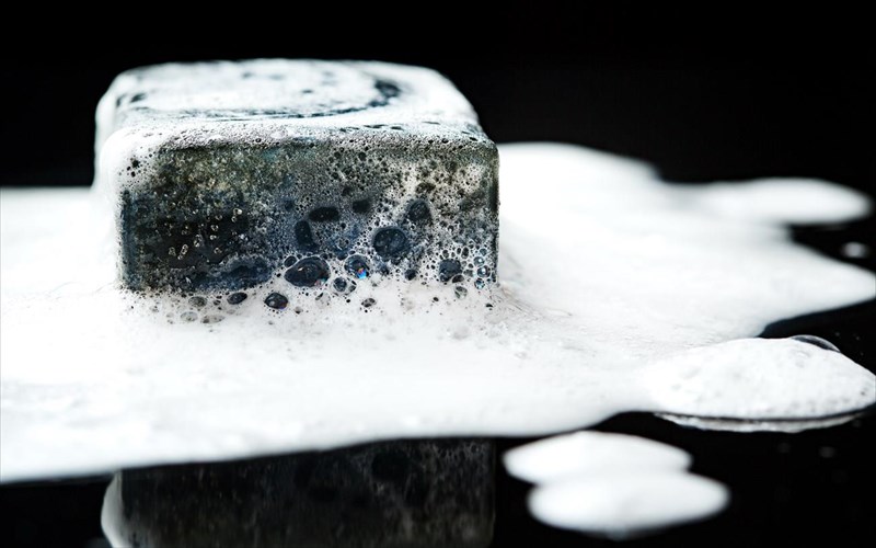 mauro-sapouni-to-agio-diskopotiro-tis-omorfias-gia-tous-dermatologous