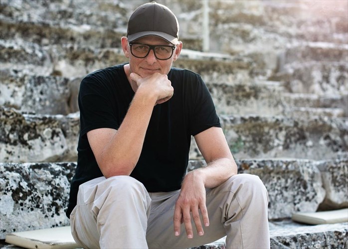 i-aulaia-peftei-stin-epidauro-me-ton-tomas-ostermaier