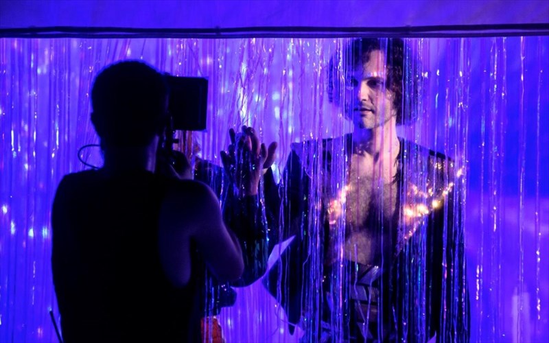 i-xronia-me-ta-13-feggaria-i-emblimatiki-tainia-gia-proti-fora-sto-theatro-gia-to-festibal-athinon-emblimatiki-tainia-gia-proti-fora-sto-theatro-gia-to-festibal-athinon