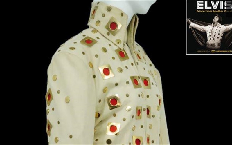 h-lamperi-forma-tou-elvis-presley-se-dimoprasia