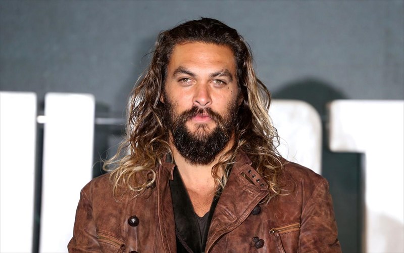 o-Jason-momoa-moirazetai-tin-proti-tou-emfanisi-os-aquaman-2