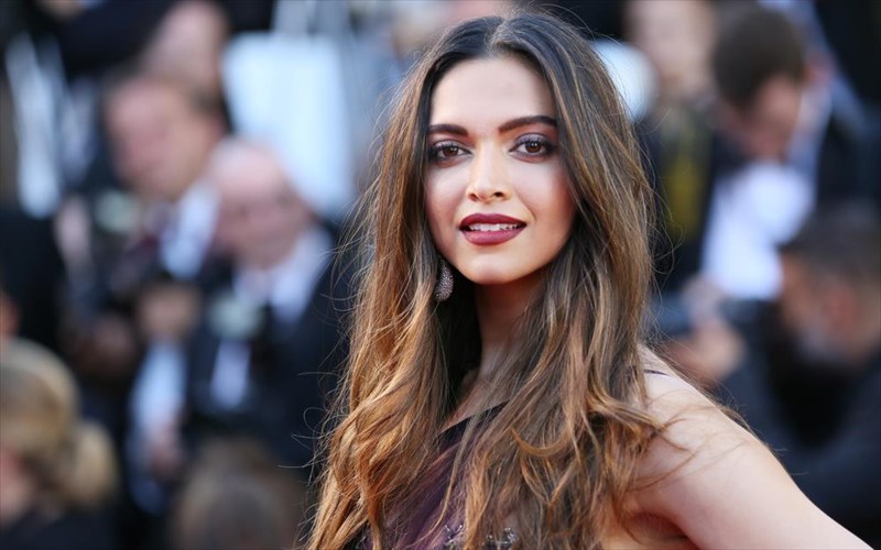 i-deepika-padukone-lansarei-diethnes-brand-me-eidi-omorfias-kai-peripoiisis-dermatos