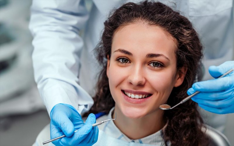 covid-19-pos-epireazei-ti-stomatiki-ugeia