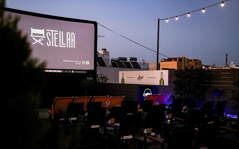 sunexizontai-kai-to-fthinoporo-oi-bradies-stellar-gastro-cinema