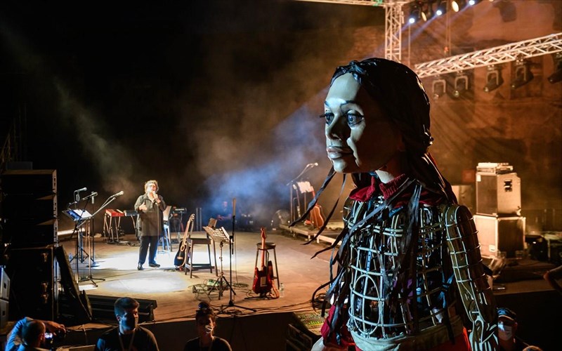 mia-eikastiki-ekthesi-empneusmeni-apo-to-taksidi-tis-mikris-amal-stin-eleusina