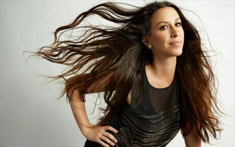 sto-neo-ntokimanter-gia-ti-zoi-tis-i-alanis-morissette-anakoinonei-pos-upirkse-thuma-biasmon-alanis-morissette-anakoinonei-pos-upirkse-thuma-biasmon