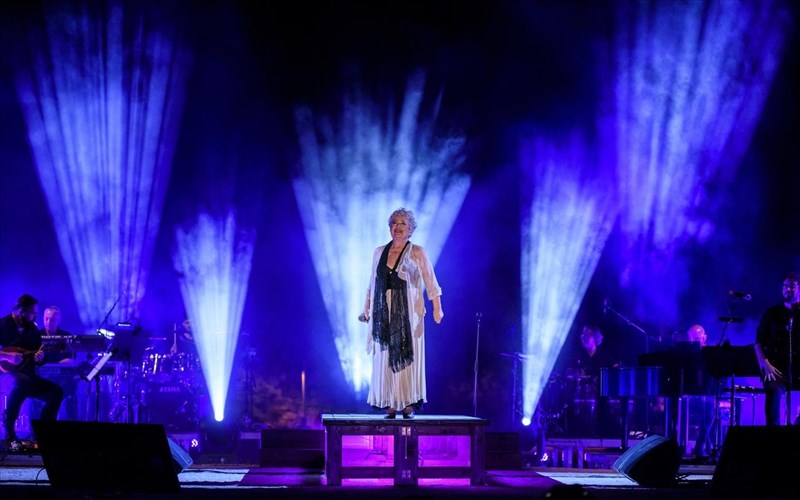 i-tania-tsanaklidou-sunanta-ti-lina-nikolakopoulou-sto-irodeio