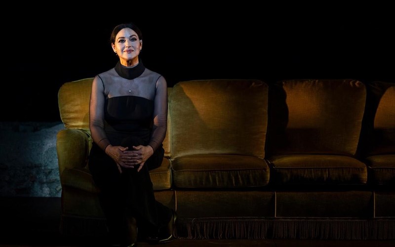 i-monika-mpeloutsi-sto-irodeio-me-to-authentiko-piano-tis-marias-kallas-doro-tou-aristoteli-onasi