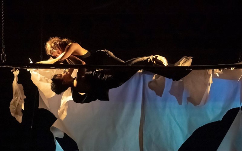 oi-bakxes-epistrefoun-me-duo-nees-parastaseis