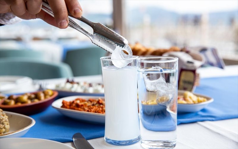 ena-elliniko-ouzo-katakta-to-emblimatiko-polukatastima-galeries-lafayette