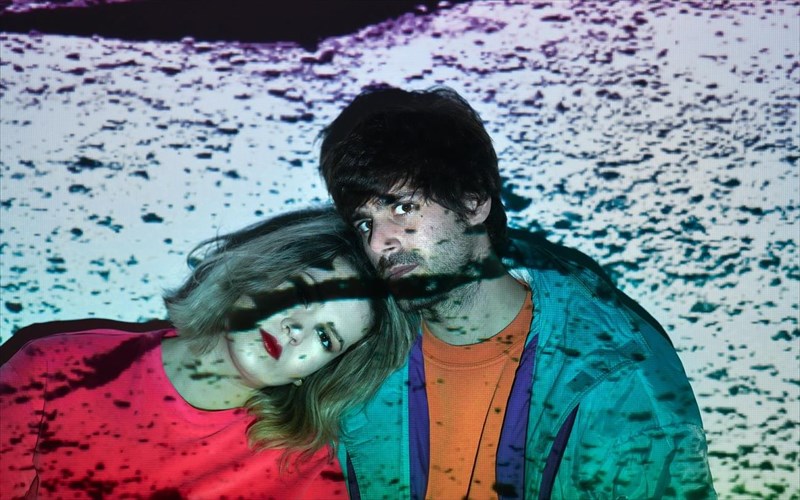 emeis-oi-imianthropoi-tou-pouthena-ena-komiko-thriler-gia-to-telos-tou-kosmou